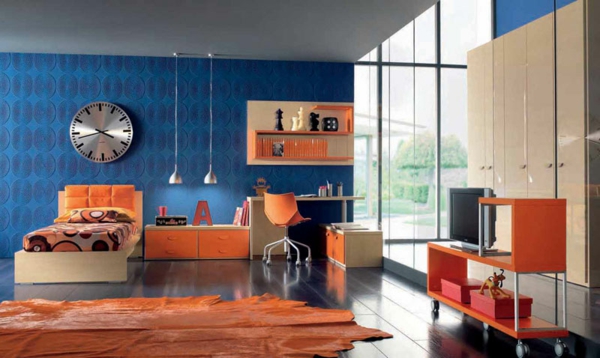 tapeten-farben-ideen-orange-möbel-und-dunkel-blaue-wände