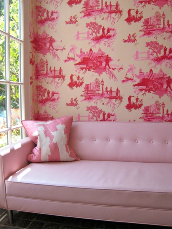 tapeten-farben-ideen-rosiges-sofa-und-wand