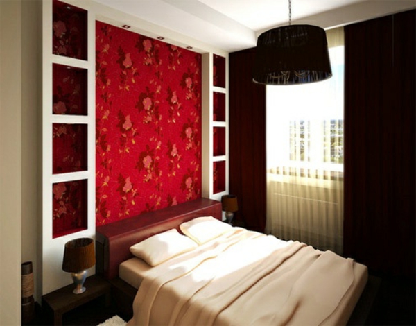 tapeten-farben-ideen-rote-wand-im-klassischen-schlafzimmer