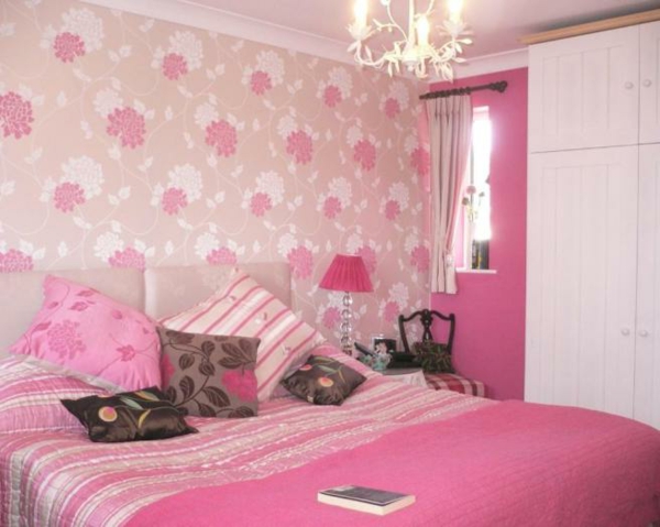 tapeten-farben-ideen-süßes-rosiges-schlafzimmer