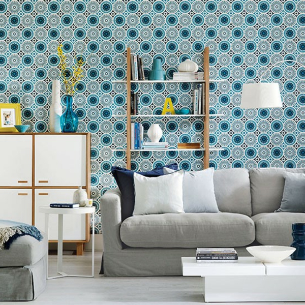 tapeten-farben-ideen-weißes-sofa-und-blaue-tapete