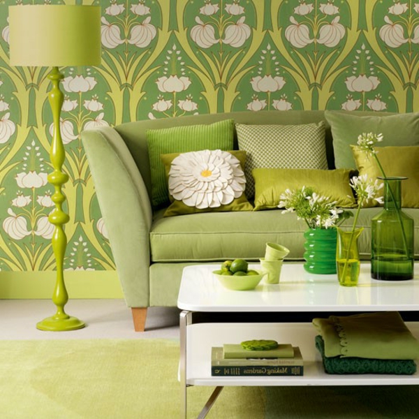 tapeten-farben-ideen-wohnzimmer-mit-einem-grünen-sofa-und-grünen-wänden
