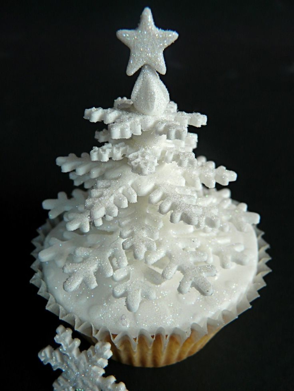 tolle-Ideen-für-Weihnachtscupcakes-Weihnachtsbaum-in-Weiß