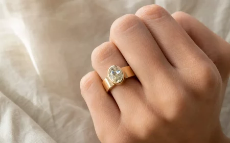 Verlobungsring 2026 mit breitem Goldband und ovalem Stein in Zargenfassung