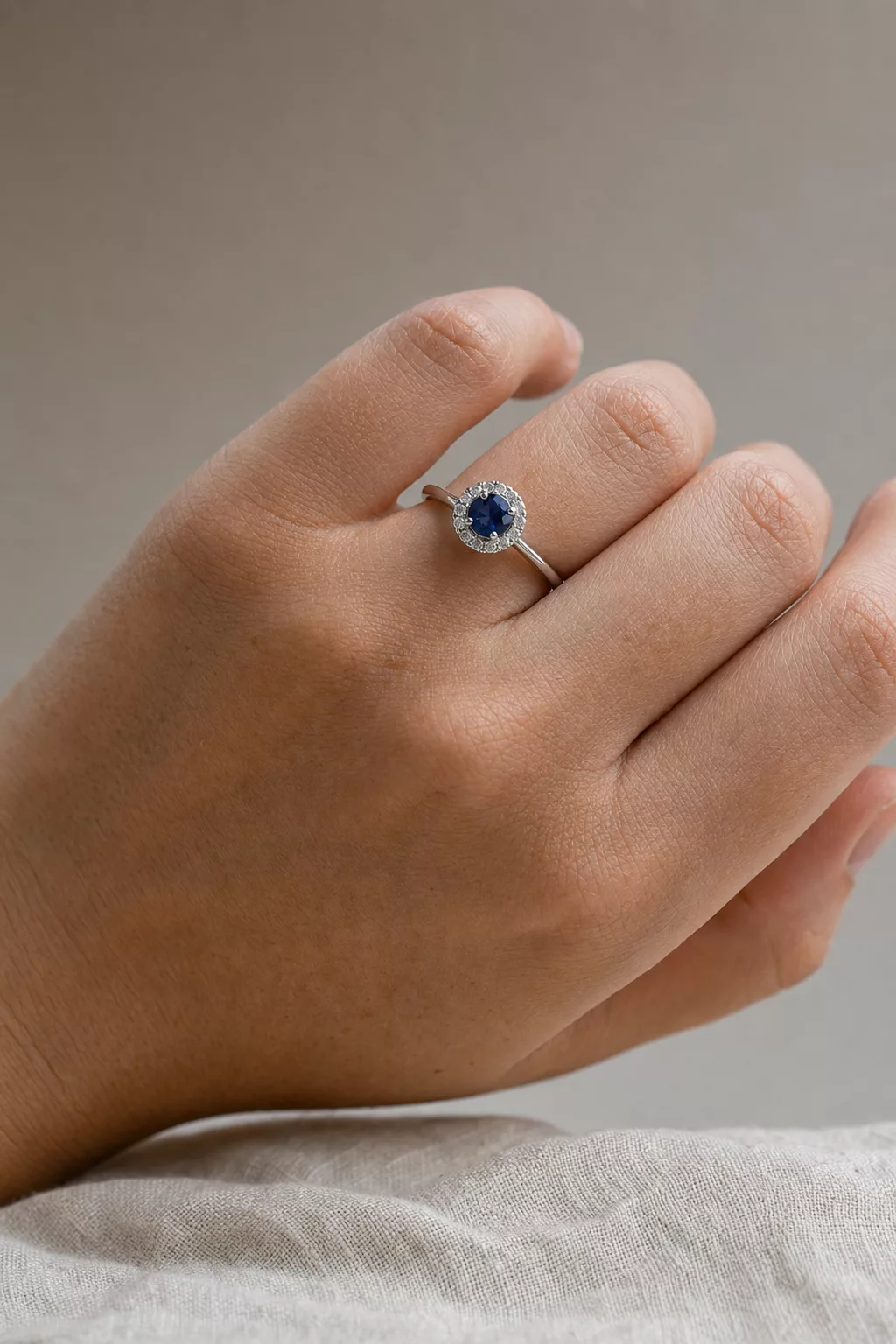 Halo-Fassung mit blauem Saphir, Verlobungsring Trends 2026