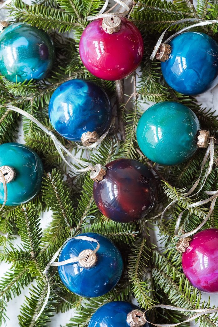 Durchsichtige Christbaumkugeln aus Glas bunt bemalen, Weihnachtsschmuck selber machen 