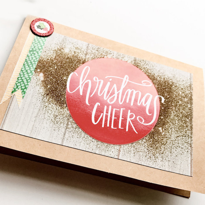 DIY Weihnachtskarte, weiße Aufschrift in roter Christbaumkugel, goldener Glitzer 