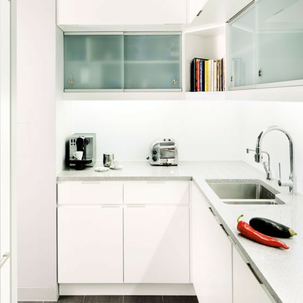 weiße-kleine-küche-einrichten-moderne-möbel