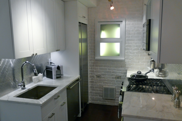 weiße-kleine-küche-einrichten-modernes-interieur