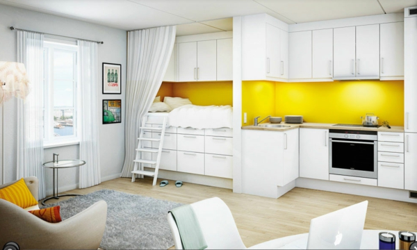 weiße-möbel-und-gelbe-küchen-wandfarbe
