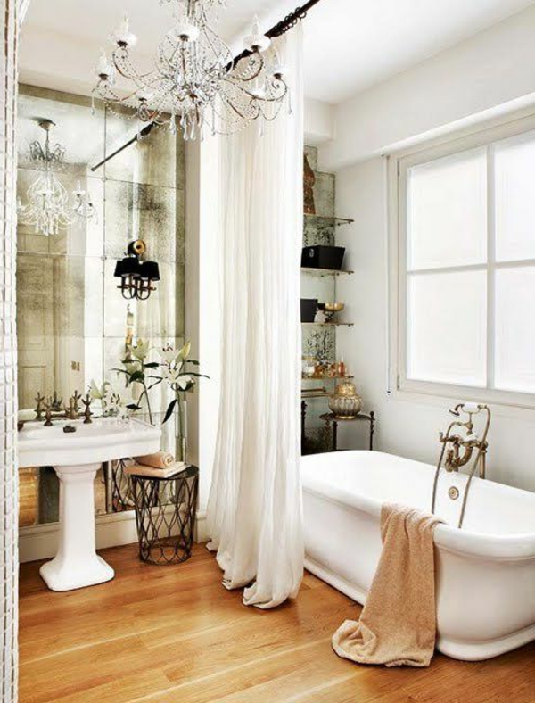 weißes-bad-mit-einem-coolen-badspiegel