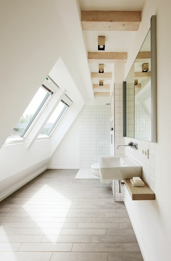 weißes-badezimmer-mit-einem-designer-badspiegel