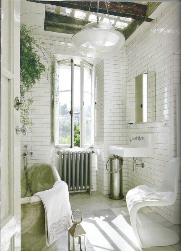 weißes-bäuerliches-badezimmer-mit-einem-designer-badspiegel
