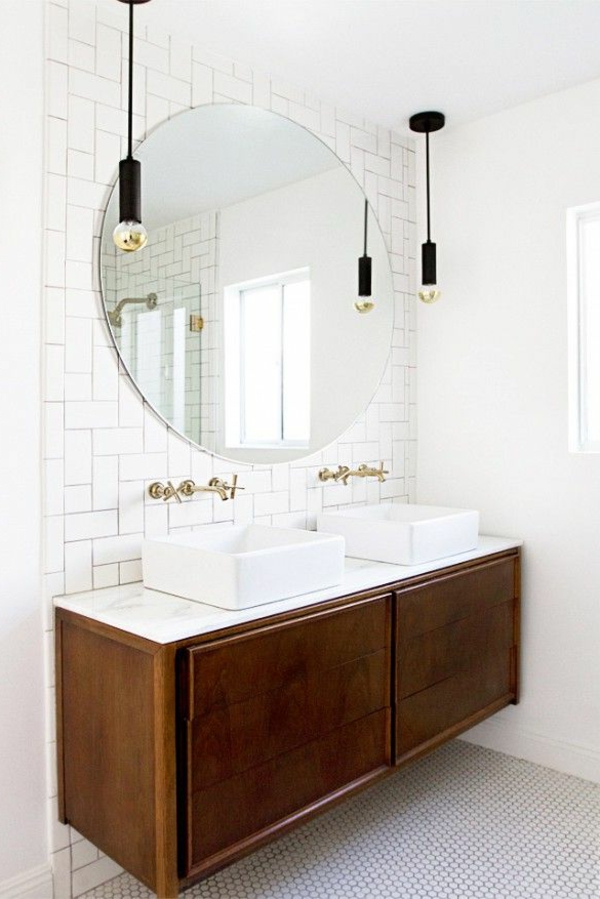 weißes-cooles-badezimmer-mit-einem-designer-badspiegel