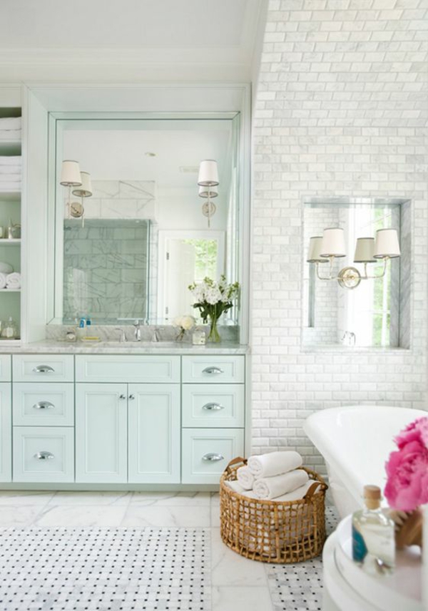 weißes-modernes-badezimmer-mit-einem-designer-badspiegel