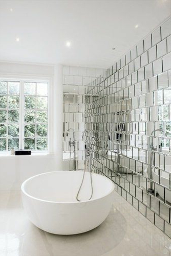 weißes-schickes-badezimmer-mit-einem-designer-badspiegel
