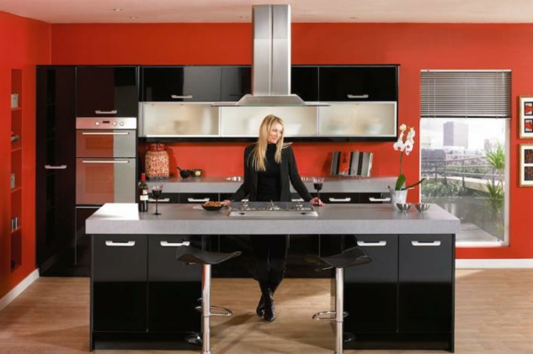 wunderschöne-rote-küchen-wandfarbe-schwarze-möbel