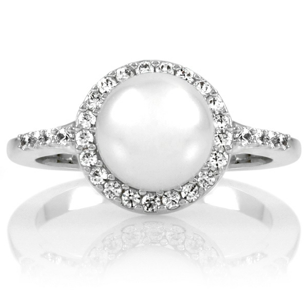 wunderschöner-Verlobungsring-mit-einer-Perle