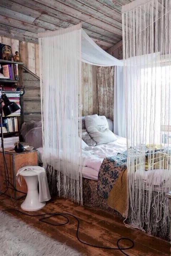 zimmer-einrichtungsideen-bett-mit-weißen-gardinen-im-schlafzimmer