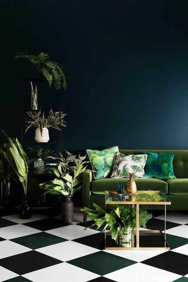 zimmer-einrichtungsideen-grünes-sofa-im-wohnzimmer-mit-boden-in-weiß-und-schwarz