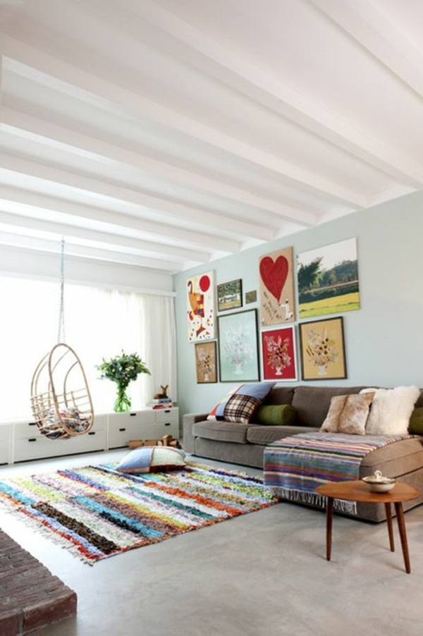 zimmer-einrichtungsideen-weißes-wohnzimmer-mit-einem-bunten-teppich