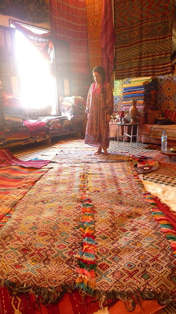 zimmer-mit-einem-schönen-marokkanischen-teppich