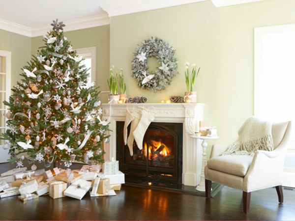 weiße weihnachtsdeko - kamin in weißund schöner tannenbaum
