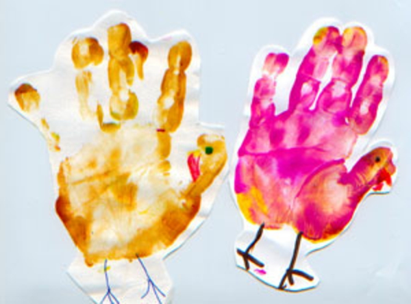 bastelideen für kindergarten - handausdrücke in bunten farben - hintergrund in weißer farbe