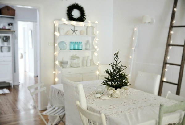 weiße weihnachtsdeko für das esszimmer - sehr elegant wirken