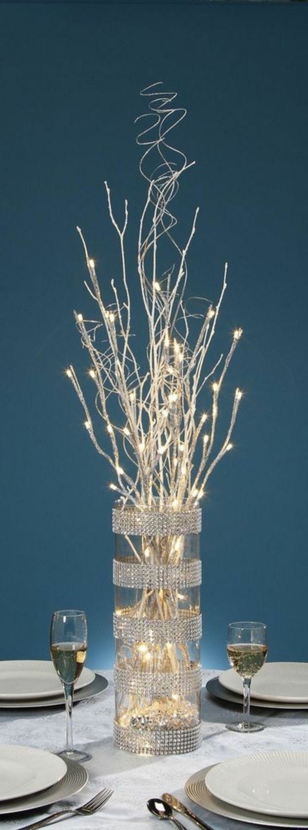 weiße weihnachtsdeko - eine vase mit weißen künstlichen zweigen drin