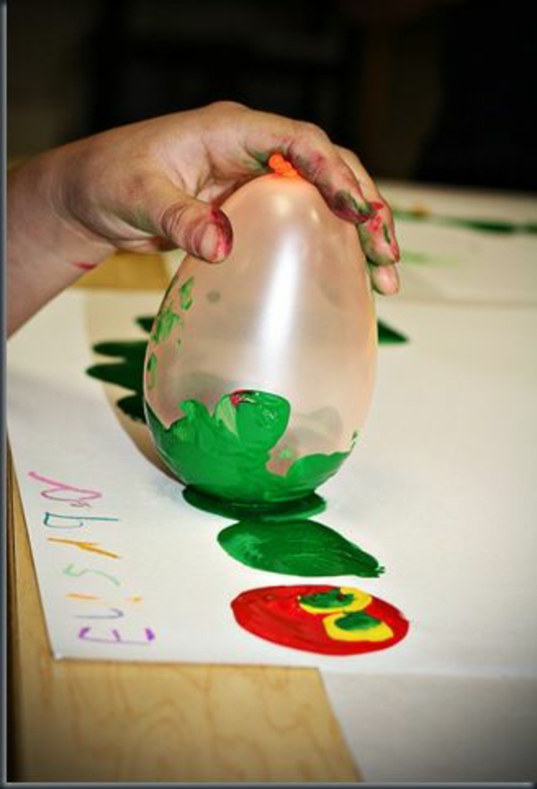 bastelideen für kindergarten - mit einem balon bemalen - kreative idee