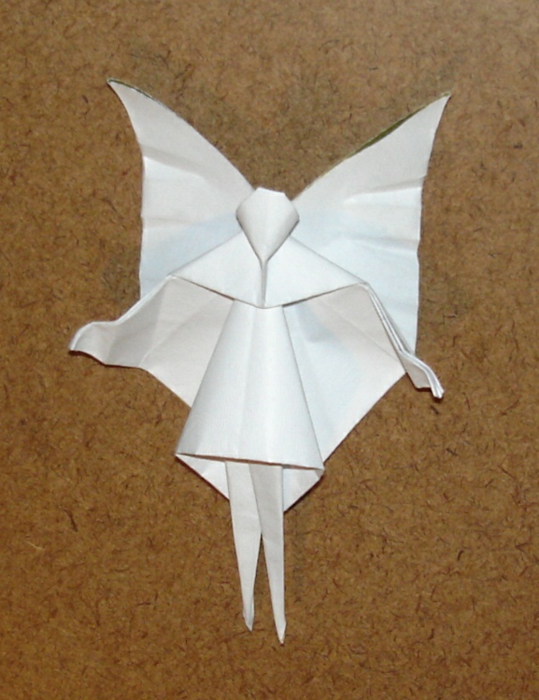 origami für weihnachten - engel in weißer farbe