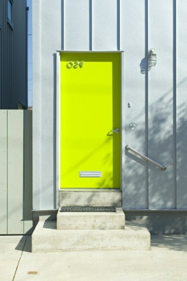 Eingangstür-mit-Neon-Farbe-Gelb-fluoreszierende-farben