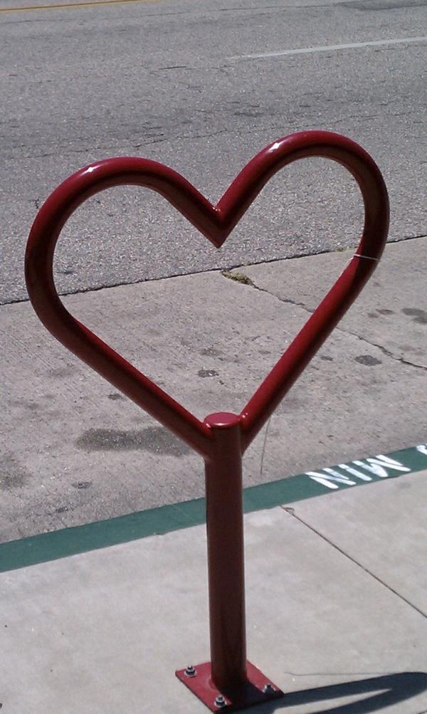 Fahrrad-Ständer-aus-Metall-in-Form-eines-Herzens