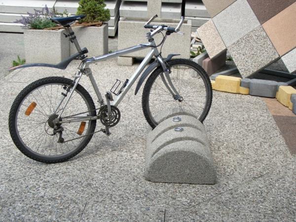 Fahrrad-Ständer-aus-Stein