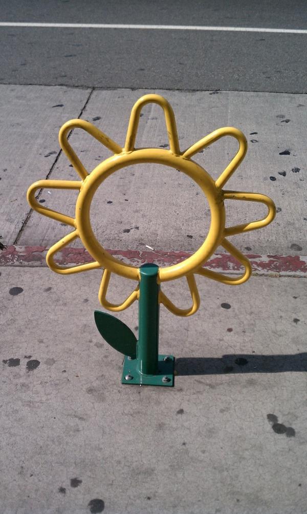Fahrrad-Ständer-in-Form-einer-Sonnenblume