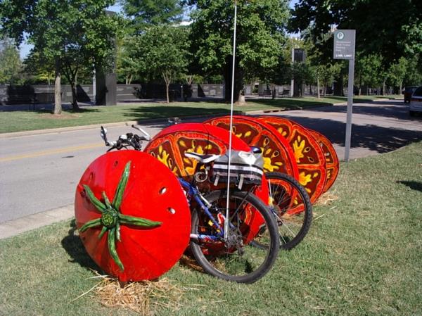 Fahrrad-Ständer-in-Form-einer-Tomate