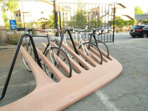 Fahrrad-Ständer-in-Form-eines-Kamms-aus-Holz
