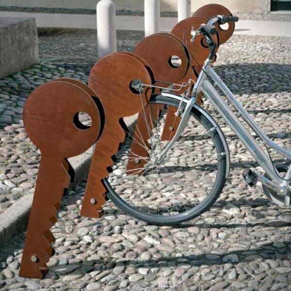 Fahrrad-Ständer-in-Form-eines-Schlüssels