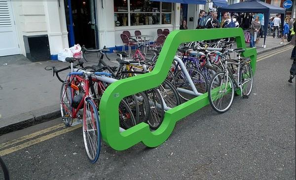 Fahrrad-Ständer-in-Grün-in-Form-eines-Autos