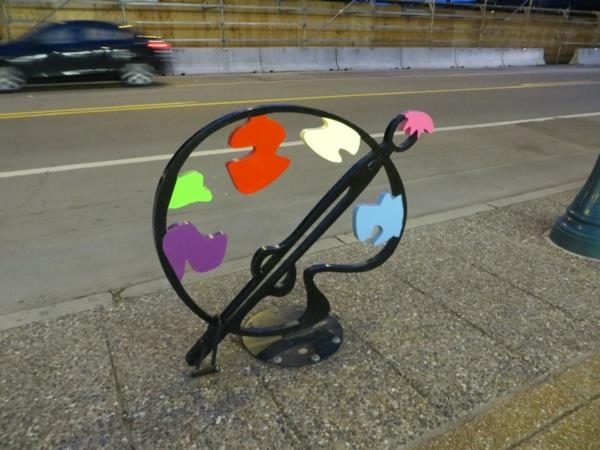 Farbpalette-Fahrrad-Ständer-auf-der-Straße