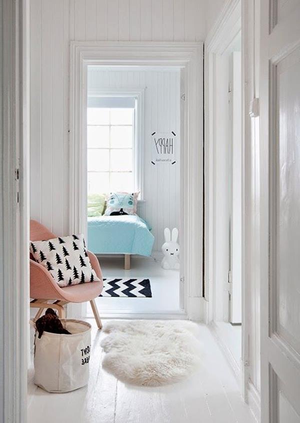 Flur-mit-weißen-Wänden-Interior-Design-Idee-Flur-einrichten
