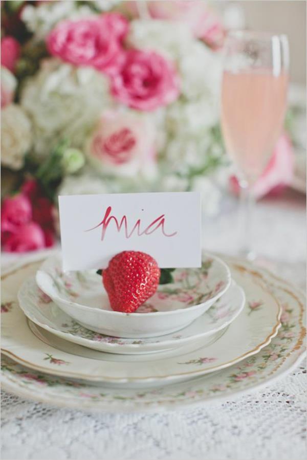 Hochzeitsdeko-für-Tisch-wunderschöne-stilvolle-Ideen-Erdbeere-im-Teller