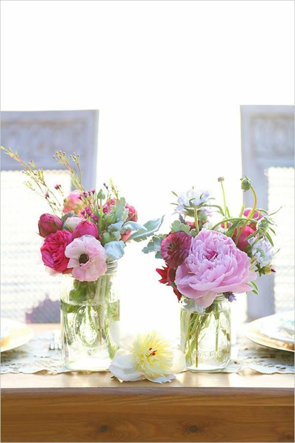 Hochzeitsdeko-günstig--Hochzeitsdeko-selber-machen-Blumendeko--für-Tisch
