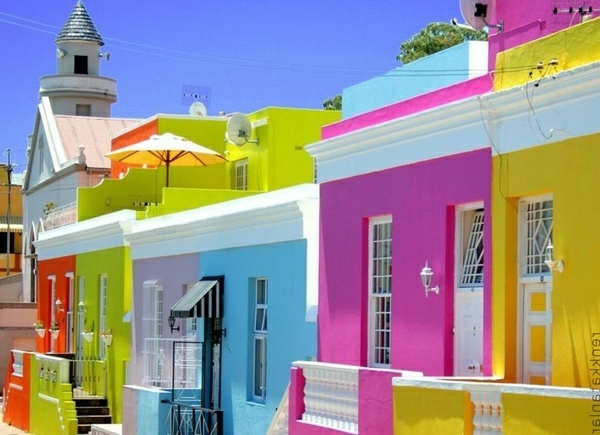 Häuser,gestreicht-in-frischen-fluoreszierenden-farben-rosa-blau-gelb-grün