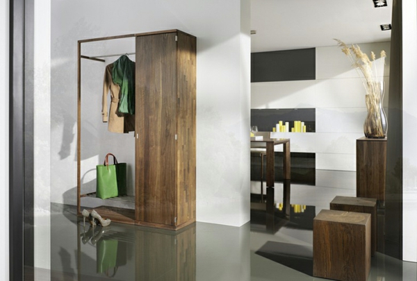 Interior-Design-Ideen-Flurmöbel-aus-Holz-Kleiderständer