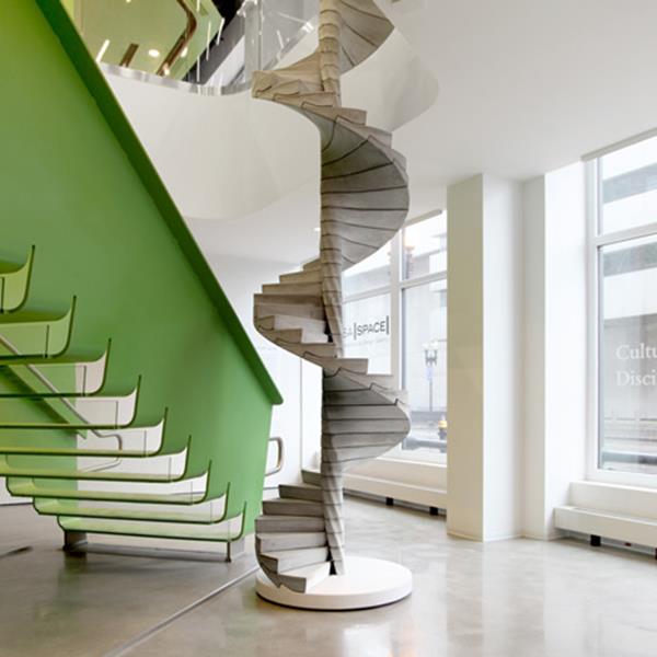 Luxus-Interior-Design-Ideen-faszinierende-Innentreppe-in-Grün