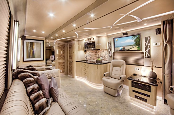 Wohnwagen-gebraucht-Luxus-Wohnmobil-mit-super-moderner-Einrichtung-fantastische-Deckenbeleuchtung