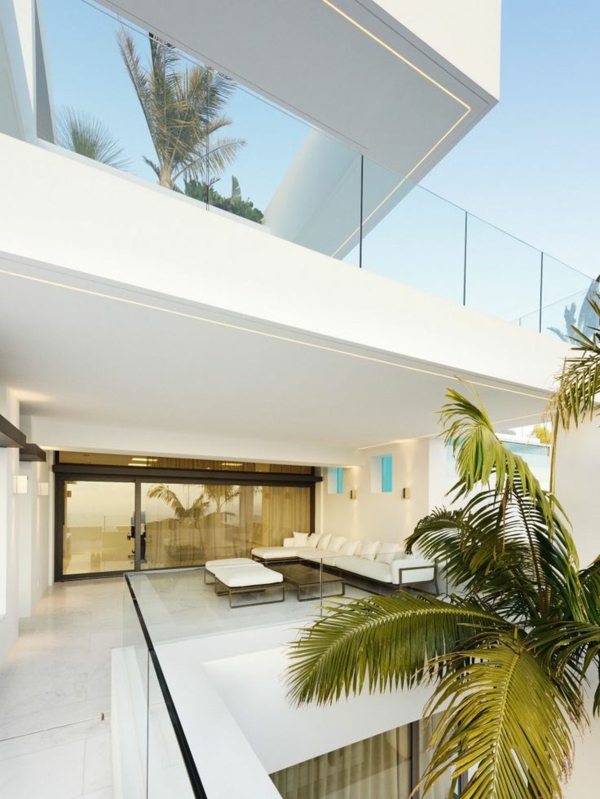 Luxushaus-in-Weiß-mit-ultra-moderner-und-stilvoller-Terrassengestaltung