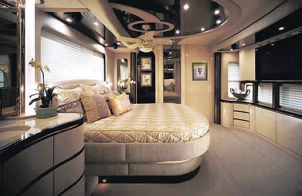 Schlafzimmer-im-Wohnwagen-Einrichtungsidee-Wohnmobil-mit-Luxus-Design-